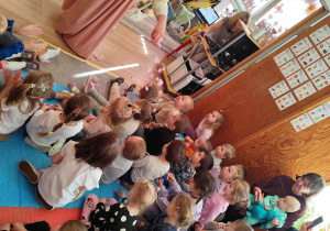 Wielkanocne spotkanie dzieci w przedszkolu.