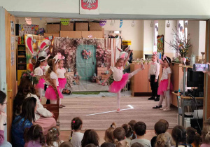 Wielkanocne spotkanie dzieci w przedszkolu.