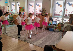 Wielkanocne spotkanie dzieci w przedszkolu.