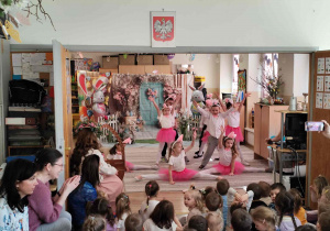 Wielkanocne spotkanie dzieci w przedszkolu.