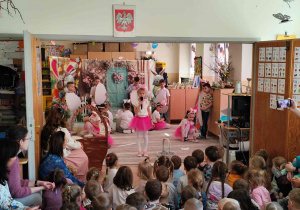 Wielkanocne spotkanie dzieci w przedszkolu.