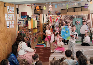 Wielkanocne spotkanie dzieci w przedszkolu.