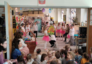 Wielkanocne spotkanie dzieci w przedszkolu.