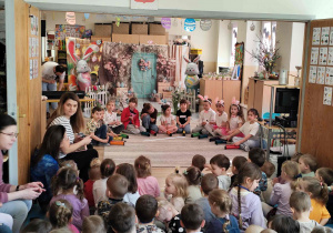 Wielkanocne spotkanie dzieci w przedszkolu.