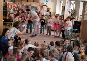 Wielkanocne spotkanie dzieci w przedszkolu.