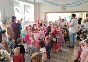 Wielkanocne spotkanie dzieci w przedszkolu.