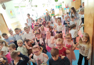 Wielkanocne spotkanie dzieci w przedszkolu.
