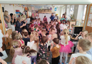 Wielkanocne spotkanie dzieci w przedszkolu.