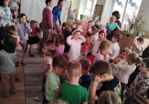 Wielkanocne spotkanie dzieci w przedszkolu.