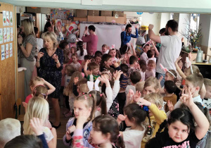 Wielkanocne spotkanie dzieci w przedszkolu.