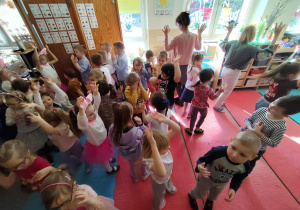 Wielkanocne spotkanie dzieci w przedszkolu.