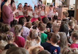 Wielkanocne spotkanie dzieci w przedszkolu.