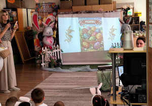 Wielkanocne spotkanie dzieci w przedszkolu.