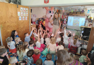 Wielkanocne spotkanie dzieci w przedszkolu.