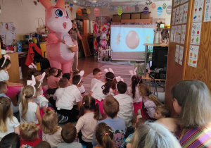 Wielkanocne spotkanie dzieci w przedszkolu.