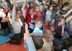 Wielkanocne spotkanie dzieci w przedszkolu.
