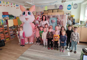 Wielkanocne spotkanie dzieci w przedszkolu.