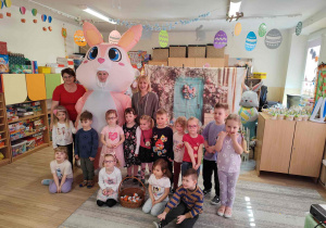 Wielkanocne spotkanie dzieci w przedszkolu.