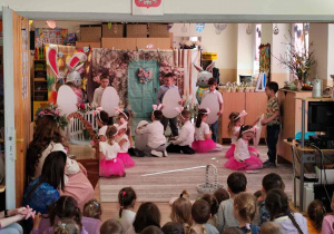 Wielkanocne spotkanie dzieci w przedszkolu.
