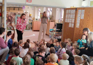 Wielkanocne spotkanie dzieci w przedszkolu.