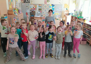 Dzieci prezentują stworzone pisanki.