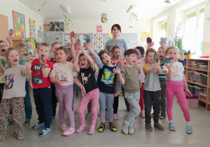 Dzieci prezentują stworzone pisanki.