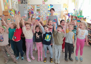 Dzieci prezentują stworzone pisanki.