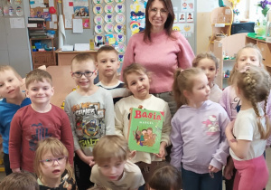 Mama Oli czyta dzieciom książkę.