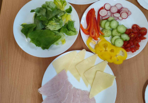 Produkty do wykonania kanapek.