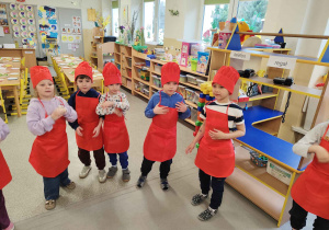 Dzieci w kucharskich strojach.