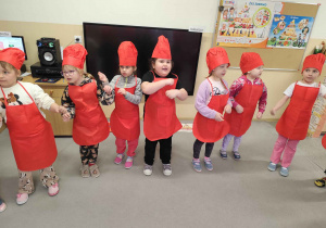 Dzieci w kucharskich strojach.