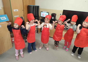 Dzieci w kucharskich strojach.