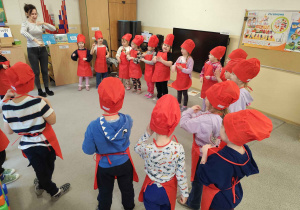 Dzieci w kucharskich strojach.