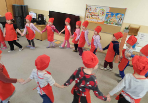 Dzieci w kucharskich strojach.