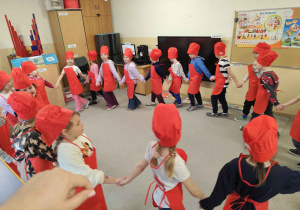 Dzieci w kucharskich strojach.