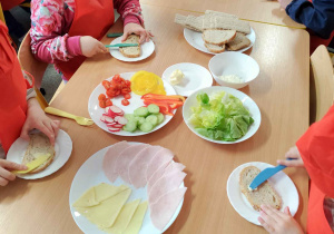 Dzieci przygotowują wiosenne kanapki.