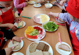 Dzieci przygotowują wiosenne kanapki.