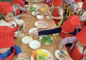 Dzieci przygotowują wiosenne kanapki.