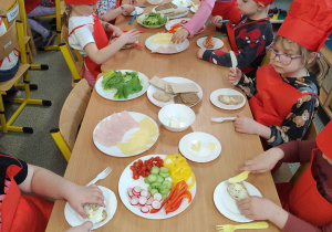 Dzieci przygotowują wiosenne kanapki.