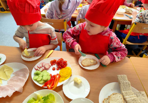 Dzieci przygotowują wiosenne kanapki.