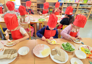 Dzieci przygotowują wiosenne kanapki.