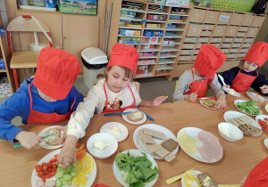 Dzieci przygotowują wiosenne kanapki.