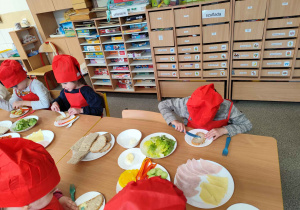 Dzieci przygotowują wiosenne kanapki.