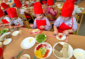 Dzieci przygotowują wiosenne kanapki.