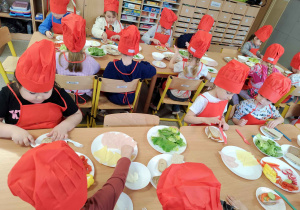 Dzieci przygotowują wiosenne kanapki.