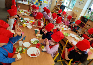 Dzieci przygotowują wiosenne kanapki.