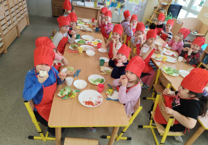 Dzieci przygotowują wiosenne kanapki.