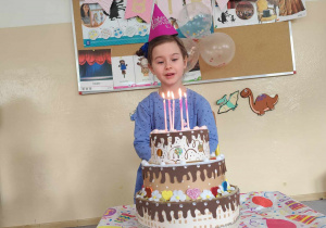 Maja świętuje z dziećmi 6 urodziny.