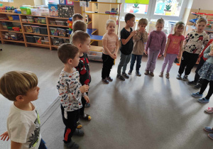 Maja świętuje z dziećmi 6 urodziny.