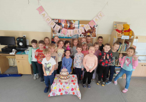 Maja świętuje z dziećmi 6 urodziny.